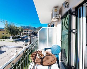 George House - Kariotes - Balcon