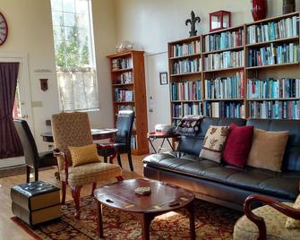 The Library Suite With Over 3000 Books! 786-7014 - Ferndale - Obývací pokoj