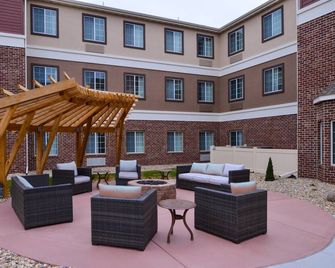 Free Breakfast + Indoor Pool + Hot Tub | Only 10 Minutes from the Zoo - Sioux Falls - Patio