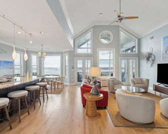 Oceanfront Screen Porch, 3 Blocks to Downtown Folly Beach - Folly Beach - Lounge