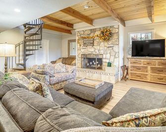 Flagstaff A-Frame Cabin w/ Deck & Lovely Views! - Flagstaff - Living room