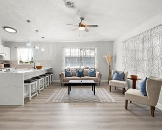 Isla Living, 3 Bed, Canal, Pool - Anna Maria - Oturma odası