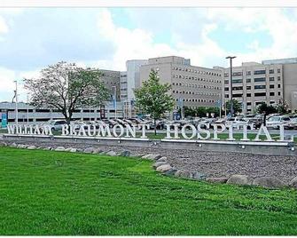 2 Bedroom house on 4th street walking distance from downtown Royal Oak - Royal Oak - Building