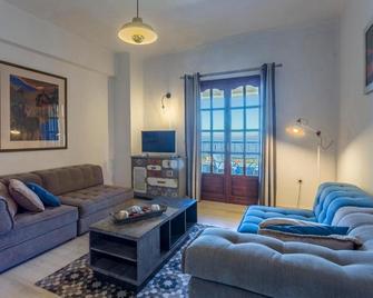 Vardia Hotel - Kardamyli - Вітальня