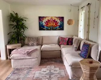 4-bedroom house in amazing Victor with AC/ Comfortable heaven - Victor - Wohnzimmer
