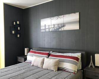 Cozy-Chic Urban Retreat - King bed, washer/dryer - Schenectady - Bedroom