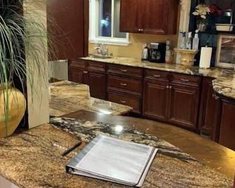 Scenic Hill peaceful getaway - Kent - Kitchen