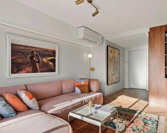 Cottesloe Neue Blue Apartment - Cottesloe - Living room