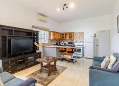 Lovely 1-Bed in Montego Bay-Rose View Apartment - Montego Bay - Wohnzimmer