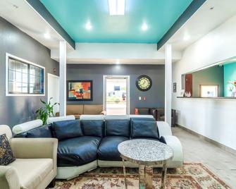 Atria Extended Stays By OYO, Jourdanton, Tx - Jourdanton - Living room