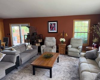 Spacious Farmhouse Retreat - pet friendly, pool, deck, Orchard views, and more. - Brockville - Salon