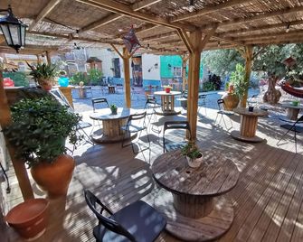Mucha Masia Hostel Rural Urba - el Prat de Llobregat - Patio