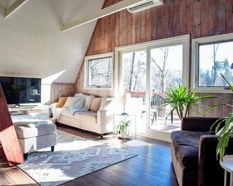 On the River A-Frame. Cozy 4 season river, lake and ski retreat. - Waterbury - Wohnzimmer