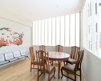 Super OYO 168 K-15 Residence - Surabaya - Essbereich