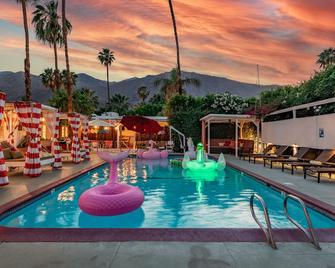 فلوت بالم سبرينجز - لبالغين فقط - بالم سبرينغس - حوض السباحة