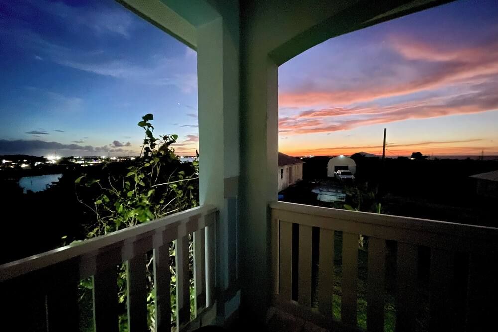 Charming 2-bedroom house with Hill-top views on Pelican Shores. - ميناء مارش - شرفة