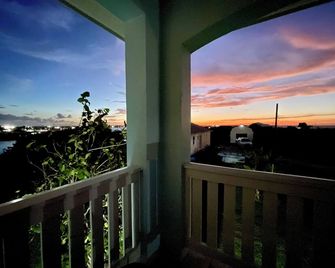 Charming 2-bedroom house with Hill-top views on Pelican Shores. - Marsh Harbour - Balcón