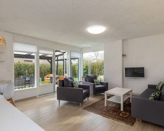 Holiday Home Near Veerse Meer With Garden - Kortgene - Living room