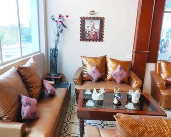Eriline Resorts - Panna - Living room