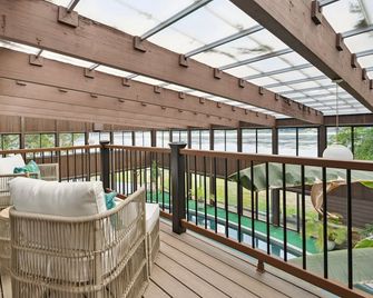 A waterfront retreat with amazing views and luxurious amenities! - Stafford - Varanda