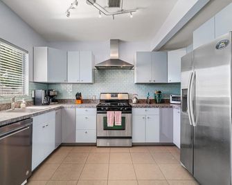 Palm Springs 3 bd 2 ba Midcentury Charmer w pool - Palm Springs - Cocina