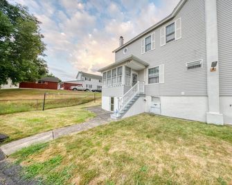 1-Bedroom, 1-Bath Getaway - Carbondale - Edificio