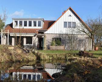 Apartment with a view of the garden. 5 minutes to the lake and the S-Bahn - Erkner - Gebäude