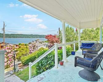 Vintage Charmer with Spectacular Views of Hood Canal and the Olympics - Union - Balcón