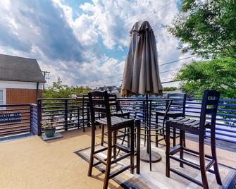 Downtown condo near the ocean with WiFi, rooftop deck, central AC, & washer/dryer - Rehoboth Beach - Balcon