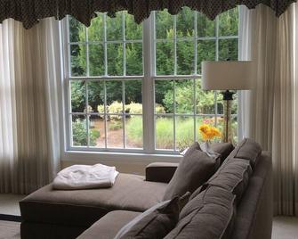 Better than a 5-star hotel for extended business stay or romantic getaway - Lake Oswego - Living room