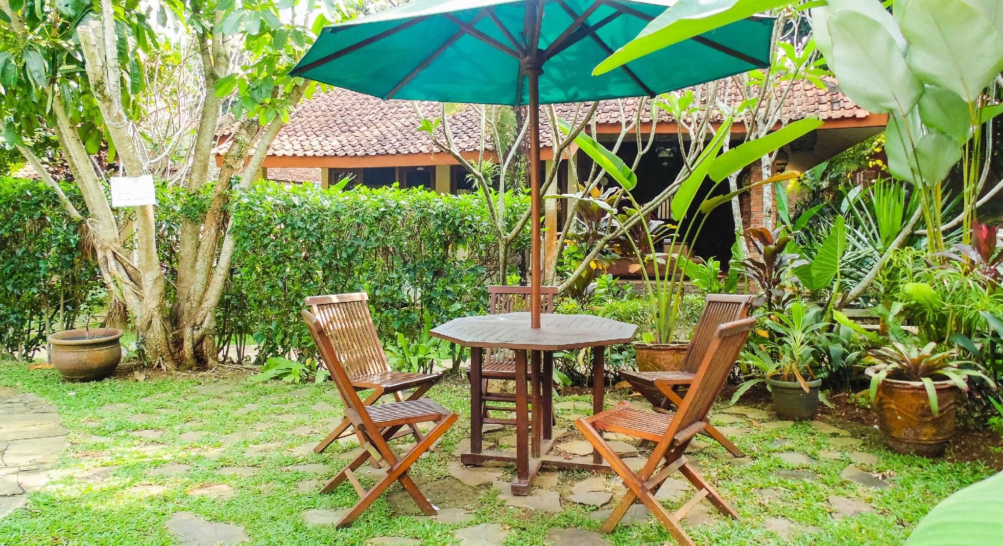Pendopo 45 Resort - בוגור - פטיו