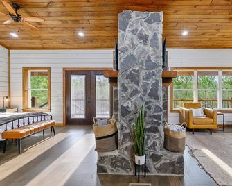 Black Bear Den/King Bed/Double-Sided Fireplace/Hot Tub - Broken Bow - Lobby