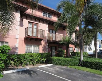 Lauderdale By The Sea Condo Townhouse Three Blocks From The Beach. - Lauderdale-by-the-Sea - Building