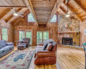 Twood Cabin Retreat (3900+ Sq Ft & 5 Min To Town) - Blue Ridge - Living room