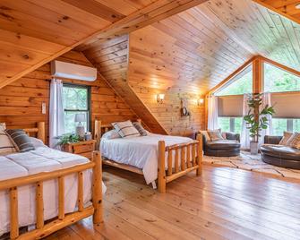 Creekside Hideaway - Reedsville - Bedroom