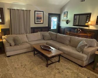 Just in time for the Masters. Charming 2 bedroom home! - Grovetown - Living room