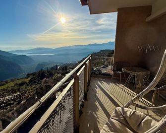 نيديموس هوتل - دلفي - شرفة