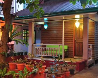 Lola Itang Pension And Restaurant - Puerto Princesa - Patio