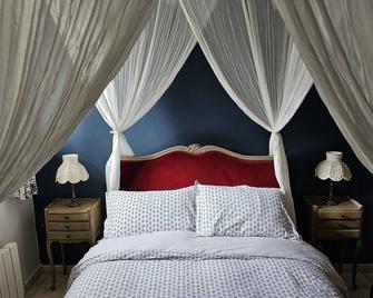 Au Bord de la Rivière, Charming gîte with private - Saint-Geniez-d'Olt-et-d'Aubrac - Спальня