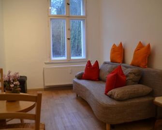 Ferienwohnung mit Balkon im Zentrum von Eberwalde - Eberswalde - Wohnzimmer