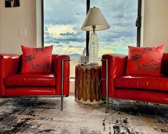 Prime Sunrise Viewing At L'alba House - Sonoita - Living room