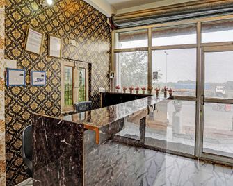 Hotel O Moon Murad Ganj - Auraiya - Front desk
