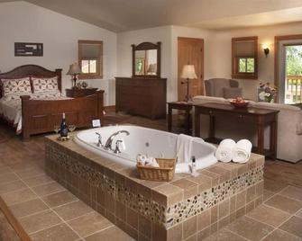 Lake Orchard Farm Retreat - Sheboygan - Спальня