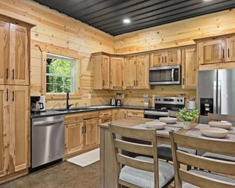Pole Barn - Rustic 1BR Family Retreat with Open Views - Madison - Kitchen