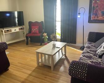 Clean 2BR House w/ Arcade machine close to Airport! - Kenner - Living room