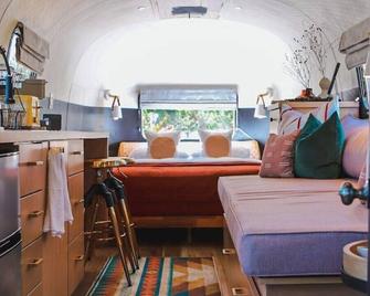 Silver Bullet Airstream, El Mistico Glamping Ranch - Nogal - Bedroom