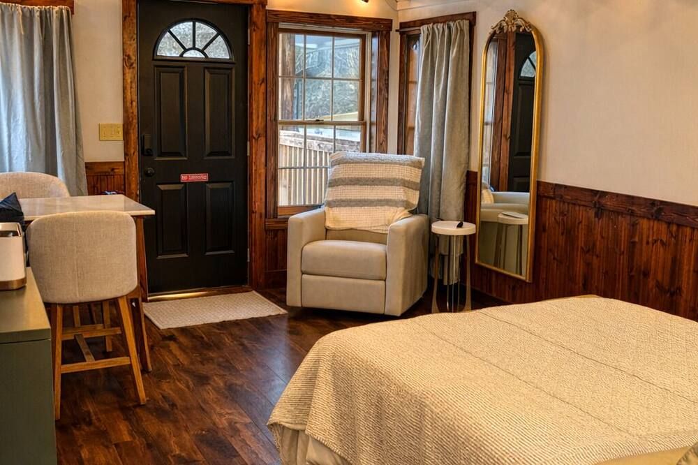 Charming and cozy private cottage steps from the banks of the Casselman River