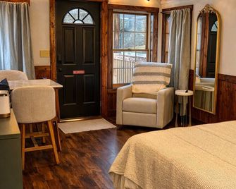 Charming and cozy private cottage steps from the banks of the Casselman River - Grantsville