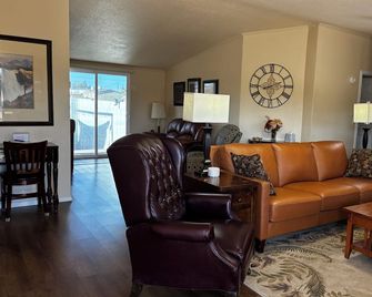 Spacious and Pet friendly with perfect climate control using central Ac/Heat.... - Aztec - Sala de estar