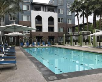 2 Bedroom 2 Bath Modern style luxury Resort. Irvine Diamond center. - Irvine - Pool